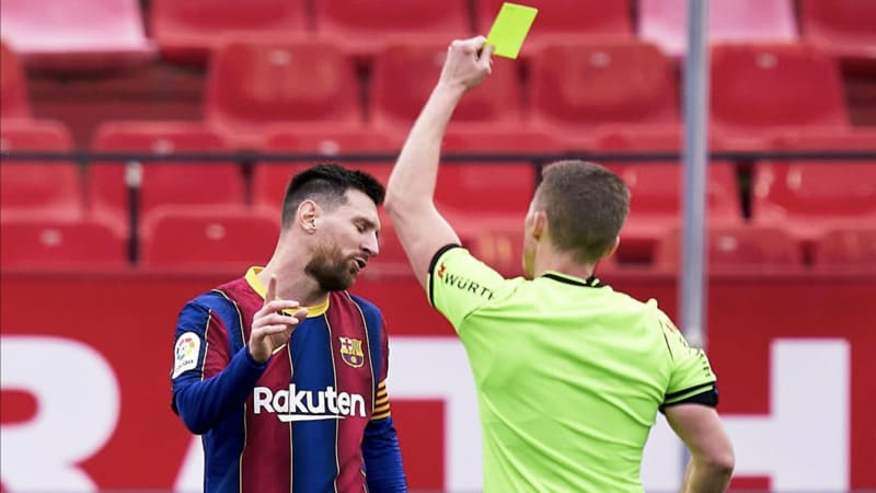 Những quy định mới nhất của FIFA về thẻ vàng