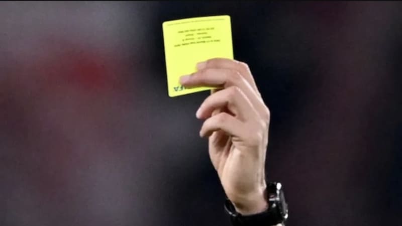 Khái niệm và ý nghĩa của luật thẻ vàng trong bóng đá